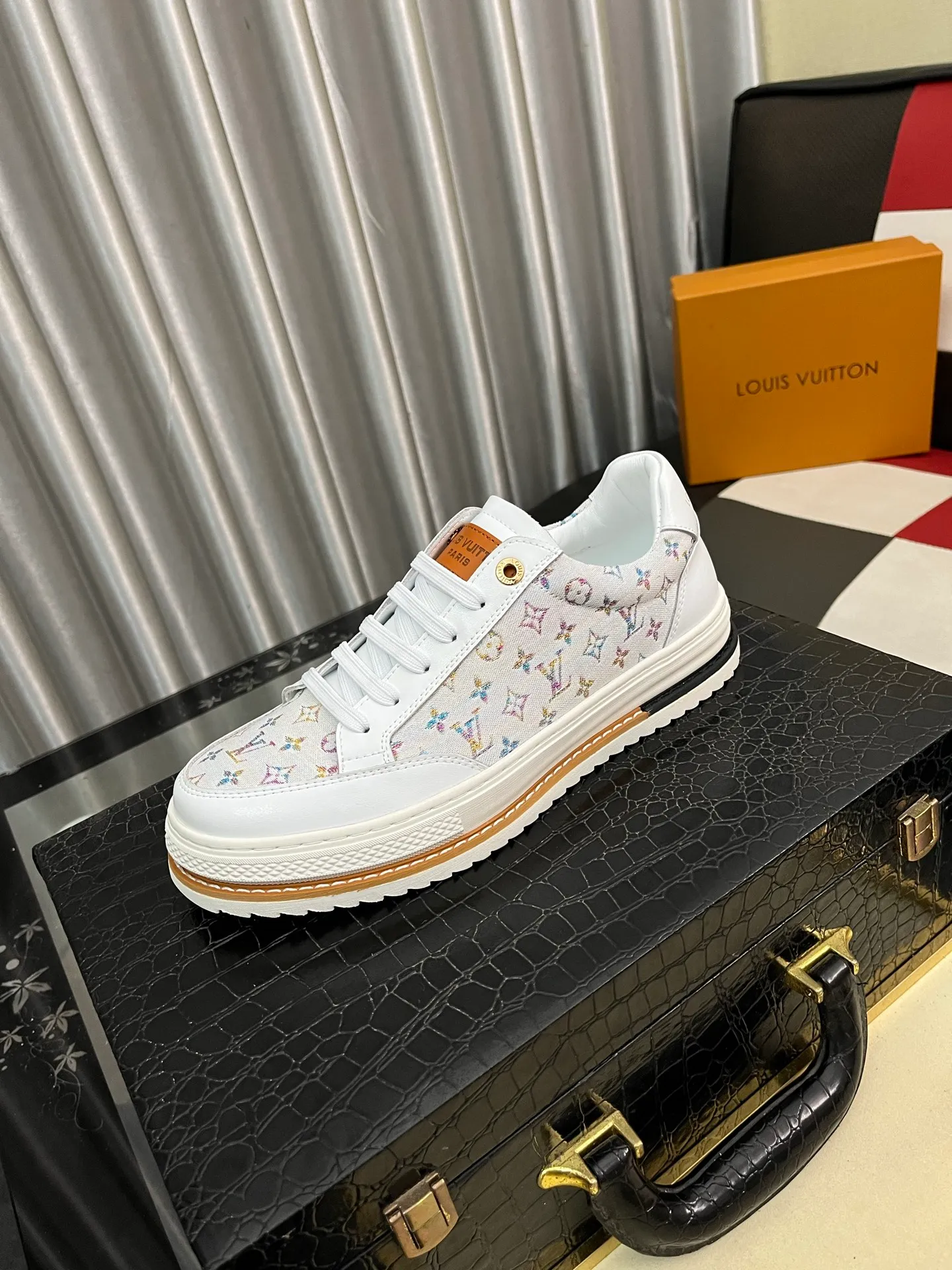 Men's Men's Shoes 💰420⌚️⌚️LV Louis Vuitton. The latest trendy casual shoes are popular in physical stores in sizes 38-44. New spring and summer comfortable imported custom original cowhide, unique jacquard fabric element design. Paired with sheepskin lining, Lv original base, [sun][sun] high-end packaging and high quality💪Details determine quality, you can enter and leave the counter at will, welcome to compare